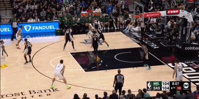 半岛体育APP-天赋怪扣篮大赛级表演！字母碰撞文班真的太炸裂