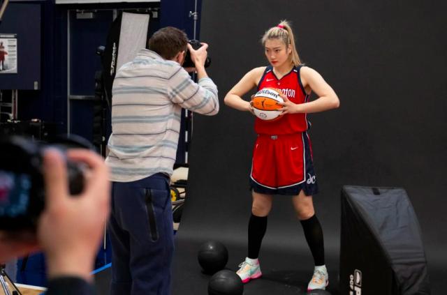 半岛体育官方网站-李梦亮相神秘人媒体会 表态会为球队打满整个赛季