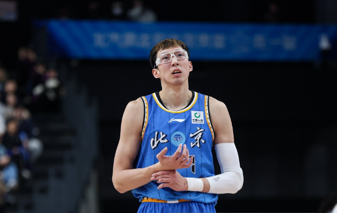 半岛体育官网-许利民：周琦眼睛初步检查不像去年那么严重 今晚肯定不打