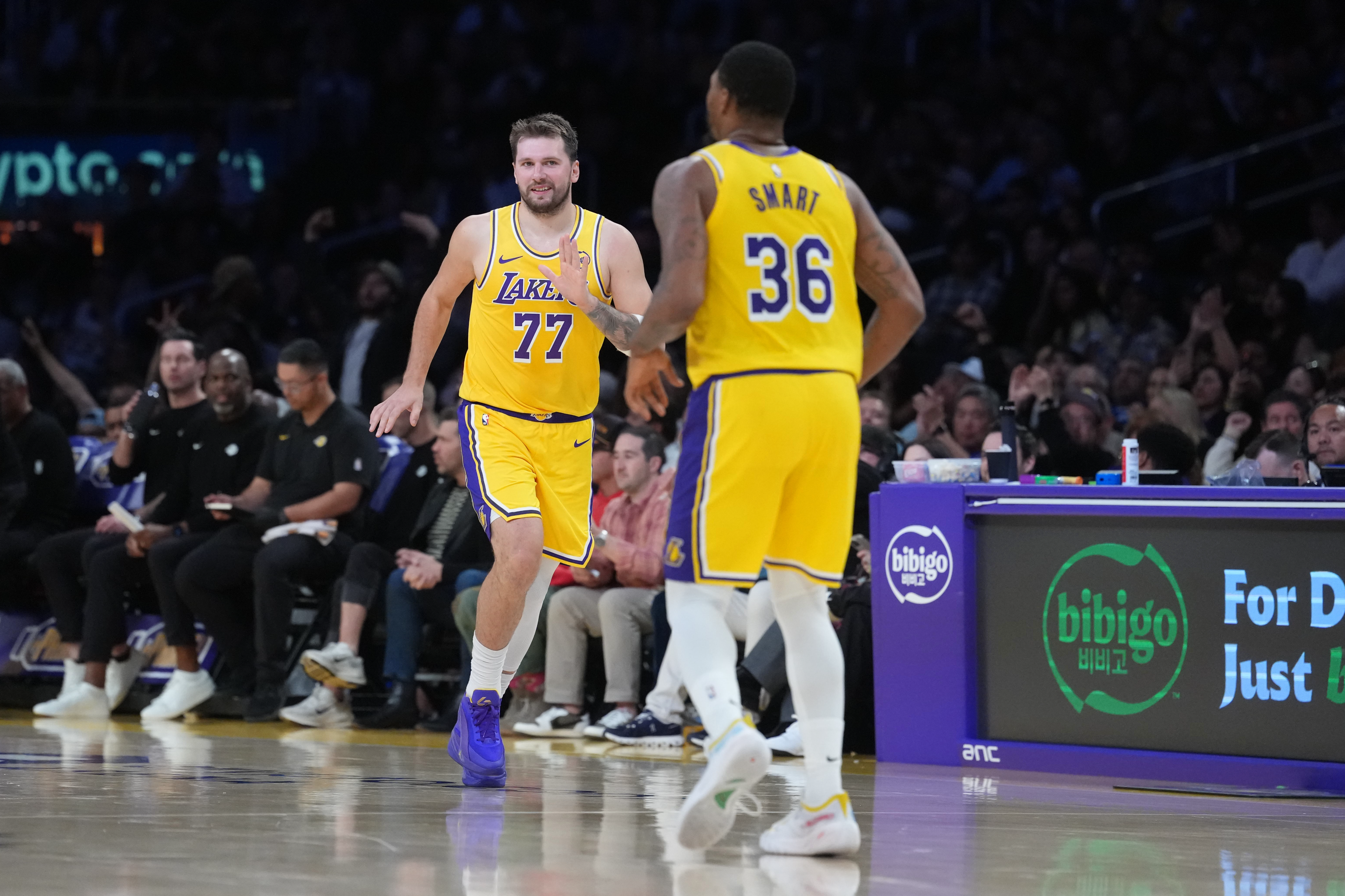 加盟湖人,你果然大放异彩,三分和防守都拉满,最赚的签约引援|斯玛特|灰熊|奇才|东契奇|凯尔特人_新浪体育_新浪新闻