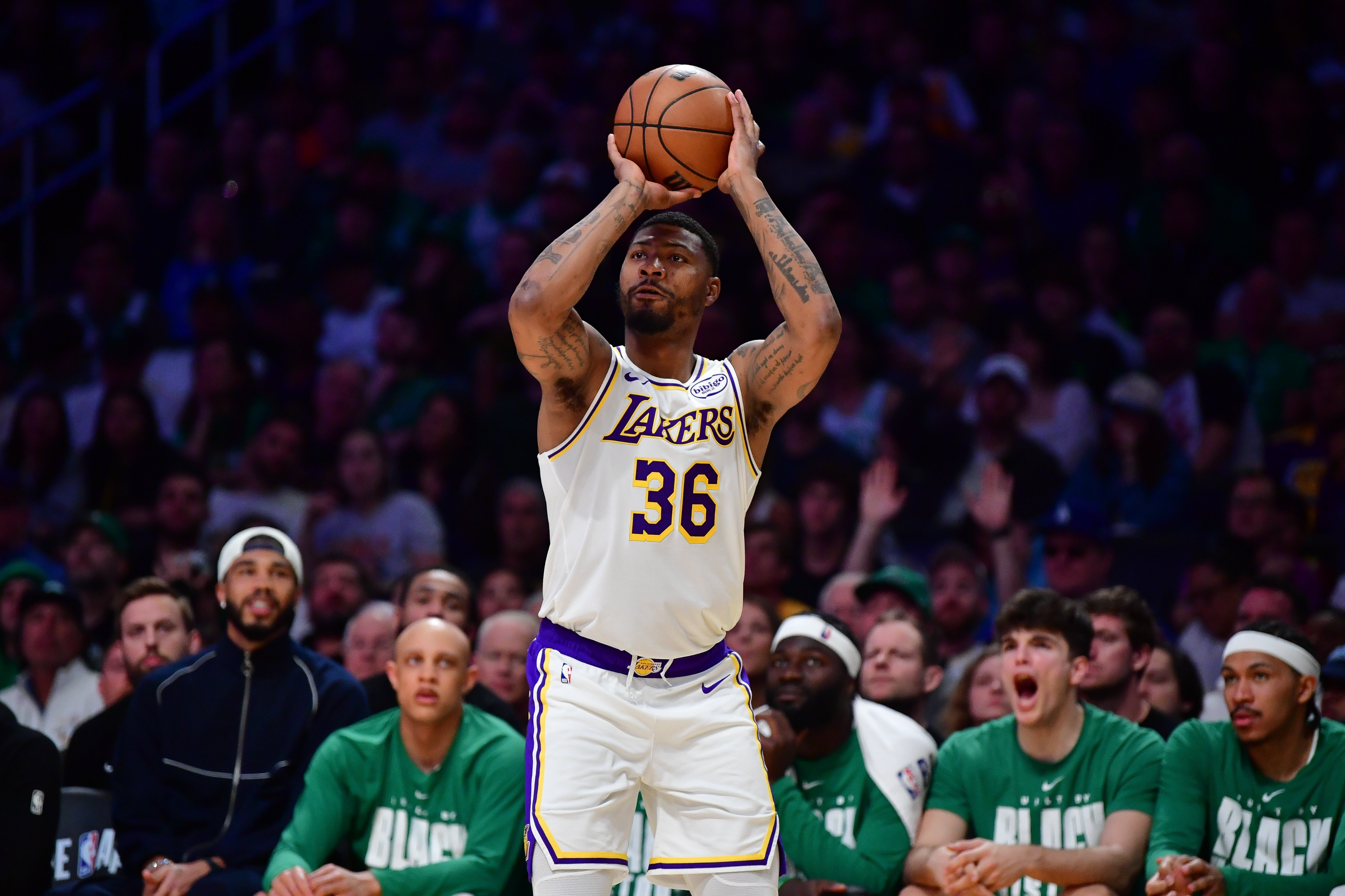 加盟湖人,你果然大放异彩,三分和防守都拉满,最赚的签约引援|斯玛特|灰熊|奇才|东契奇|凯尔特人_新浪体育_新浪新闻