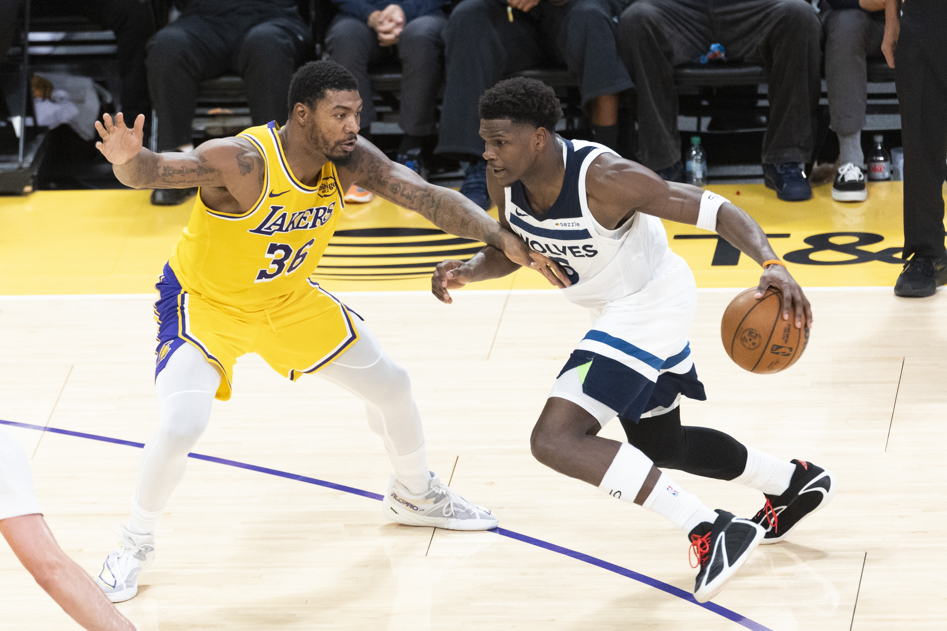 加盟湖人,你果然大放异彩,三分和防守都拉满,最赚的签约引援|斯玛特|灰熊|奇才|东契奇|凯尔特人_新浪体育_新浪新闻