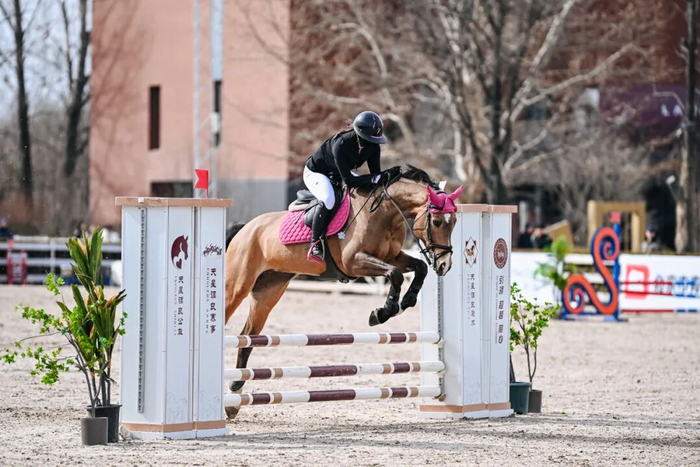 半岛体育官网-联赛专访|吴璨彤:“我愿意永远相信我的战友,永远跟牠们并肩作战”|马术|搭档|教练|比赛|俱乐部联赛_新浪体育_新浪新闻